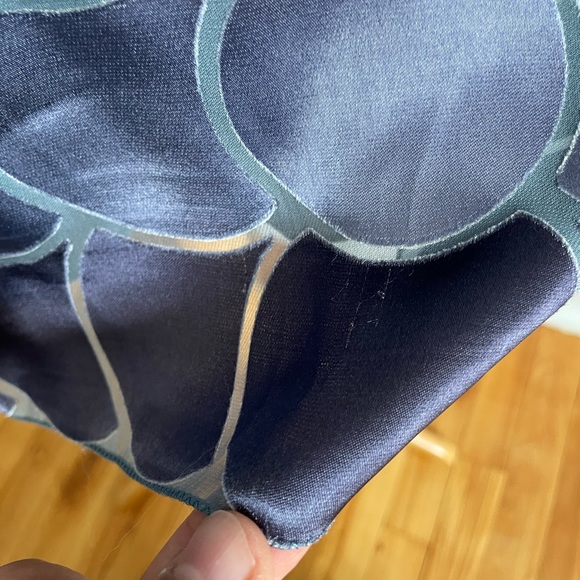 Max Studio Silk Sleeveless Top In Shades Of Blue, Grey, Silver, Size L - Picture 12 of 12